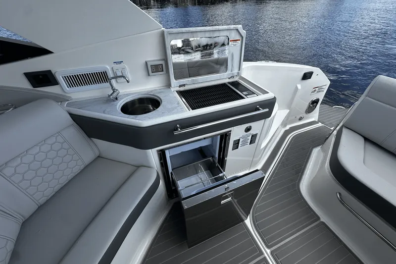 Slide: The Image of Sea Ray Sundancer 320 Outboard 2026 - 28
