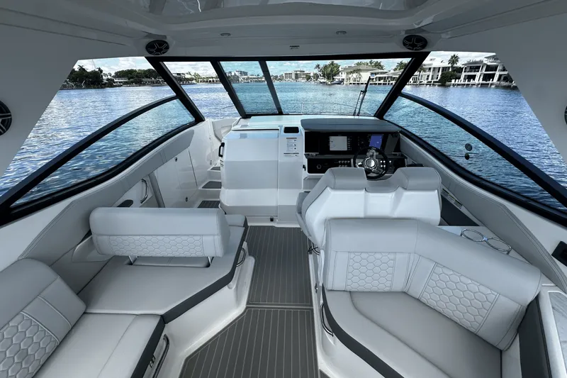 Slide: The Image of Sea Ray Sundancer 320 Outboard 2026 - 31