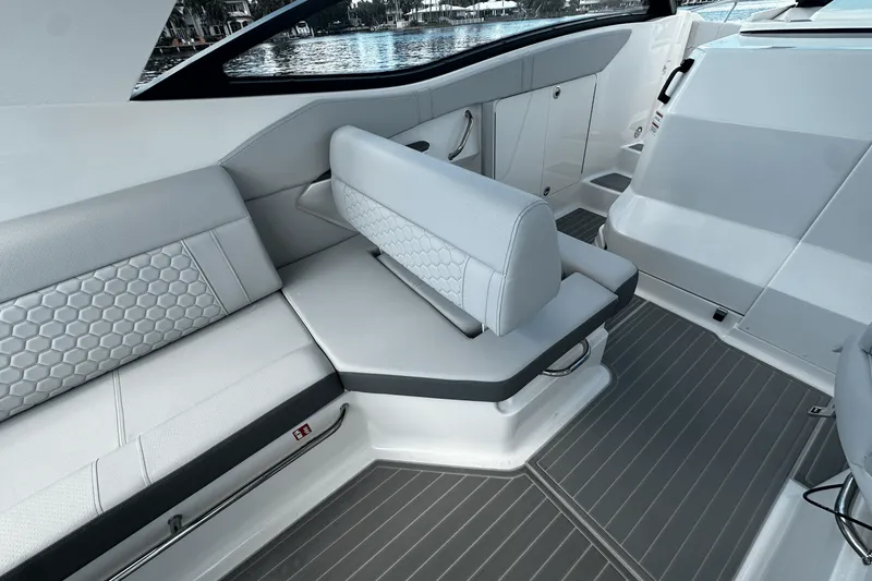 Slide: The Image of Sea Ray Sundancer 320 Outboard 2026 - 32