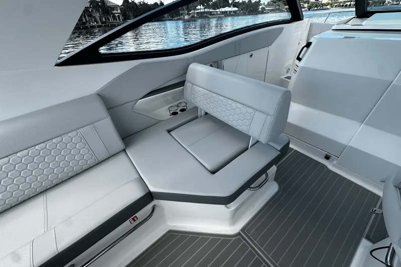 Slide: The Image of Sea Ray Sundancer 320 Outboard 2026 - 33