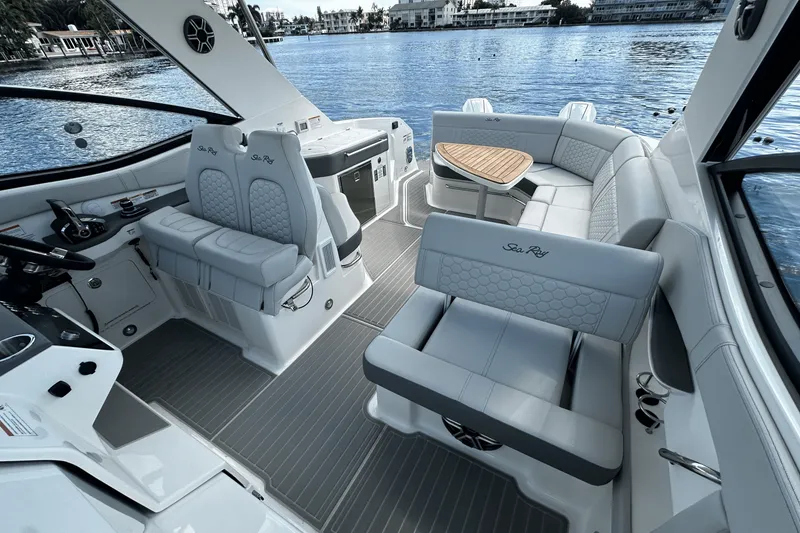 Slide: The Image of Sea Ray Sundancer 320 Outboard 2026 - 34