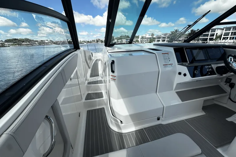 Slide: The Image of Sea Ray Sundancer 320 Outboard 2026 - 38