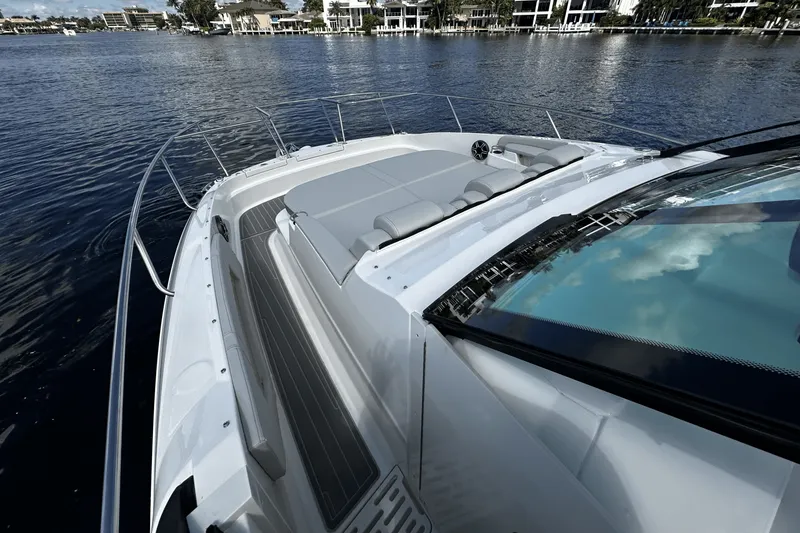 Slide: The Image of Sea Ray Sundancer 320 Outboard 2026 - 39