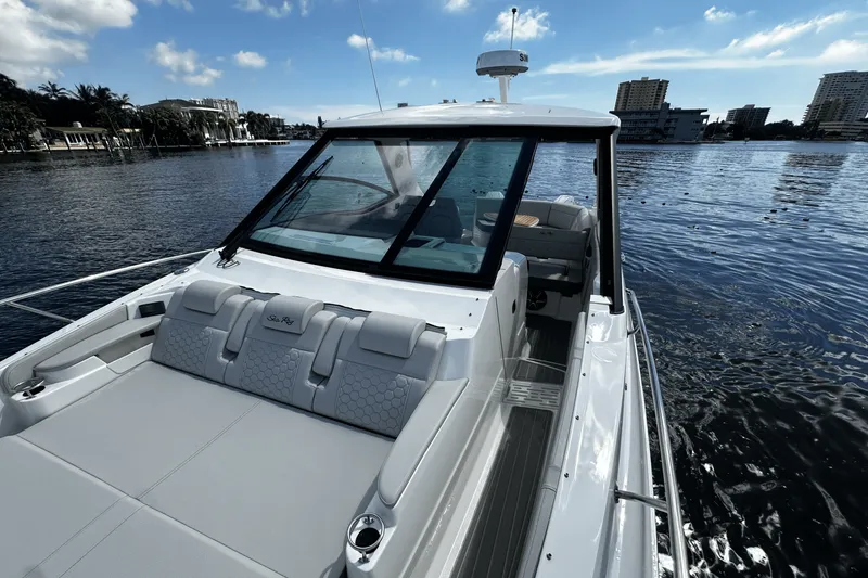 Slide: The Image of Sea Ray Sundancer 320 Outboard 2026 - 41
