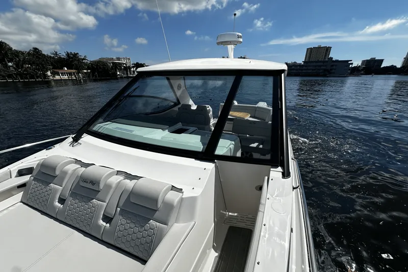 Slide: The Image of Sea Ray Sundancer 320 Outboard 2026 - 42