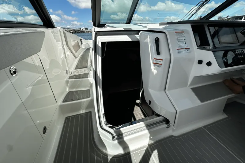Slide: The Image of Sea Ray Sundancer 320 Outboard 2026 - 43
