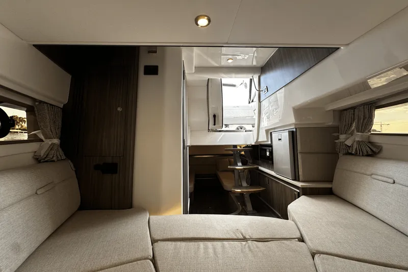 Slide: The Image of Sea Ray Sundancer 320 Outboard 2026 - 46