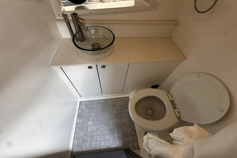 Slide: The Image of Sea Ray Sundancer 320 Outboard 2026 - 49