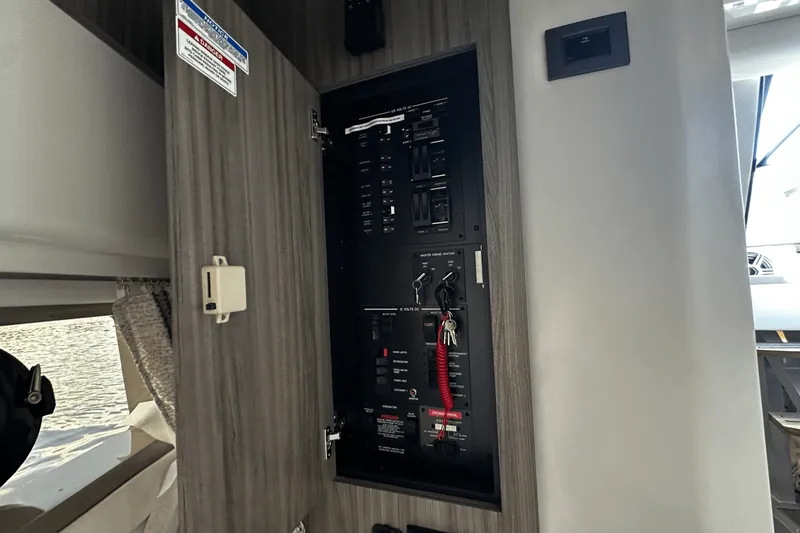 Slide: The Image of Sea Ray Sundancer 320 Outboard 2026 - 50