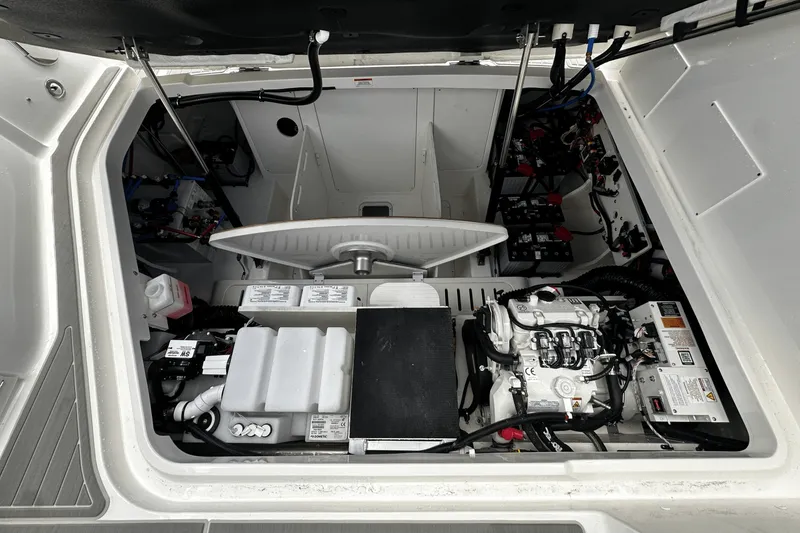 Slide: The Image of Sea Ray Sundancer 320 Outboard 2026 - 52