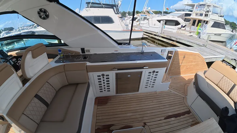 Slide: The Image of Sea Ray 400 SLX OB 2019 - 13