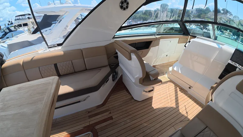 Slide: The Image of Sea Ray 400 SLX OB 2019 - 18
