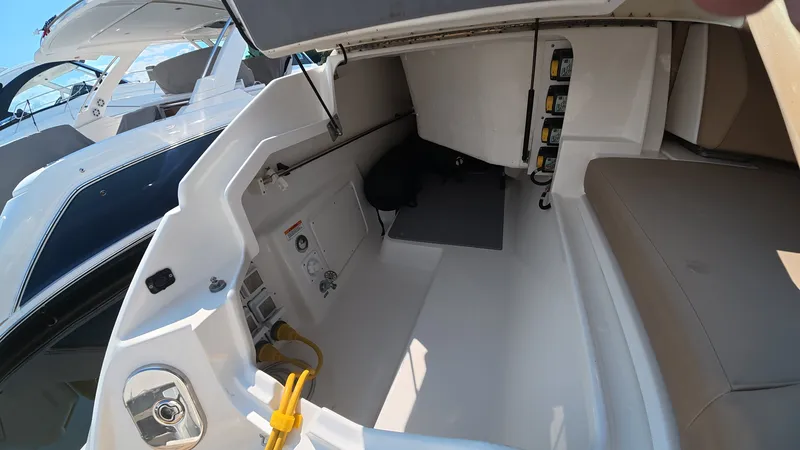 Slide: The Image of Sea Ray 400 SLX OB 2019 - 37