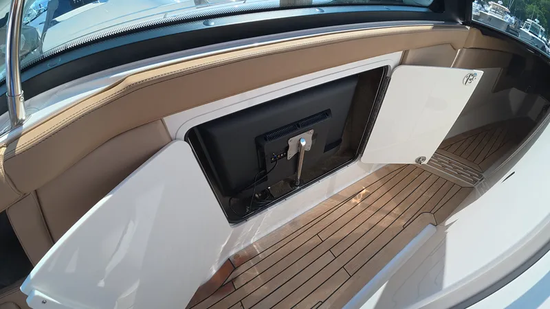 Slide: The Image of Sea Ray 400 SLX OB 2019 - 26