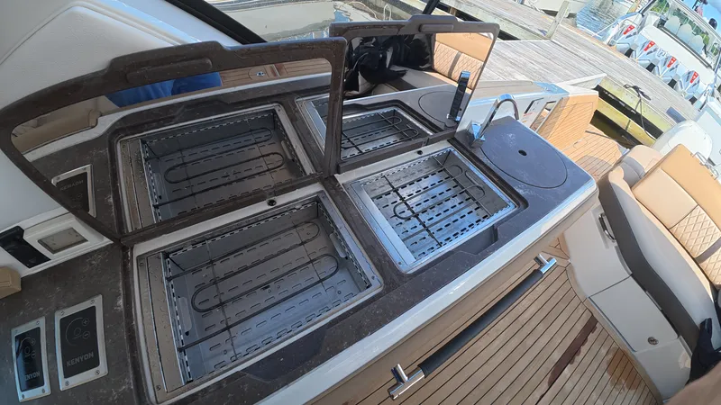 Slide: The Image of Sea Ray 400 SLX OB 2019 - 15