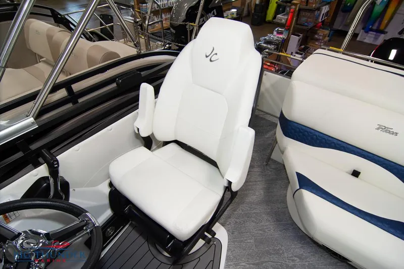 Slide: The Image of Captain's chair in a 2022 JC NEPTOON 25 TT SPORT boat. - 38
