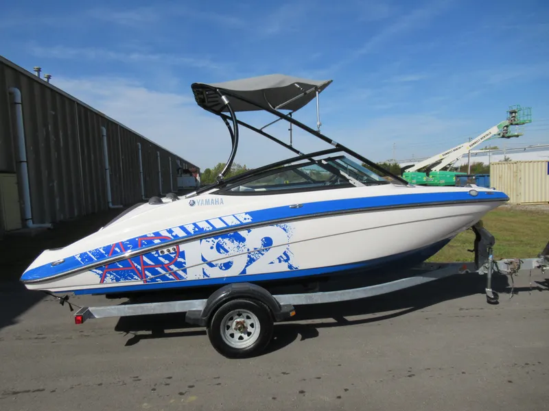 Slide: The Image of 2015 Yamaha Boats AR192 on trailer with blue and white design. - 0