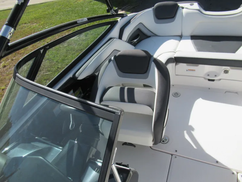 Slide: The Image of 2015 Yamaha Boats AR192 interior seating and cockpit area. - 18