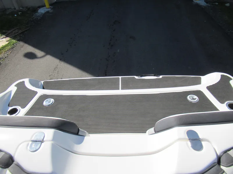 Slide: The Image of 2015 Yamaha Boats AR192 swim platform with black non-slip surface. - 22
