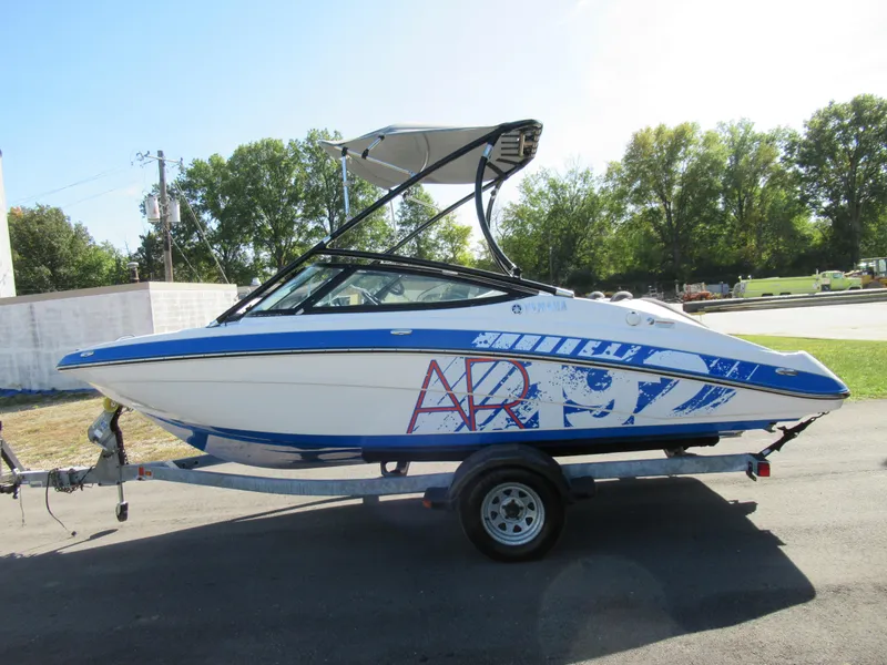 Slide: The Image of 2015 Yamaha Boats AR192 on trailer, blue and white, with canopy. - 4