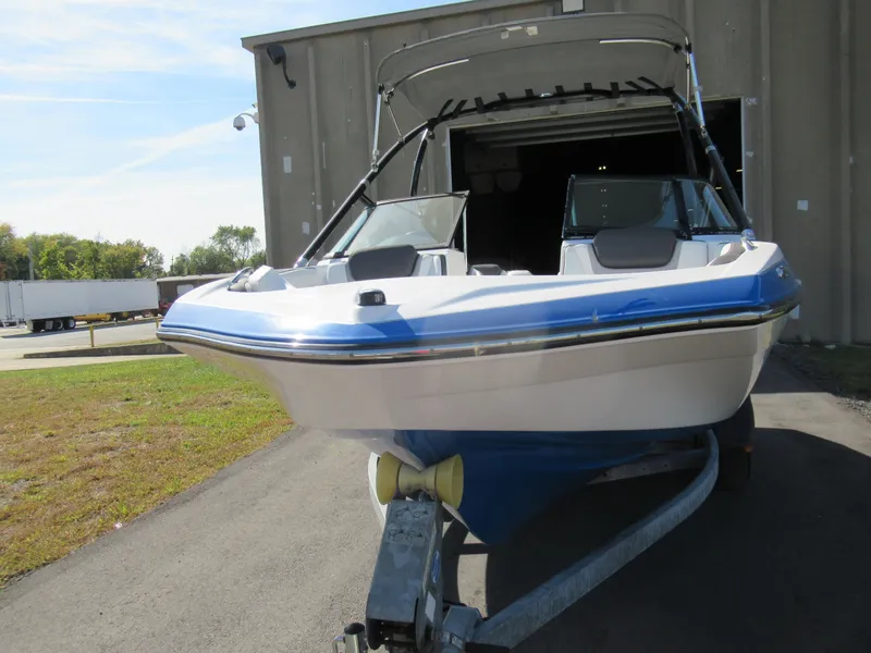 Slide: The Image of 2015 Yamaha Boats AR192 on trailer outside storage facility. - 6