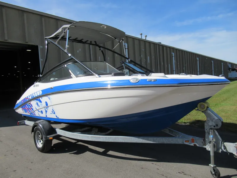Slide: The Image of 2015 Yamaha Boats AR192 on trailer, white and blue, with bimini top. - 8