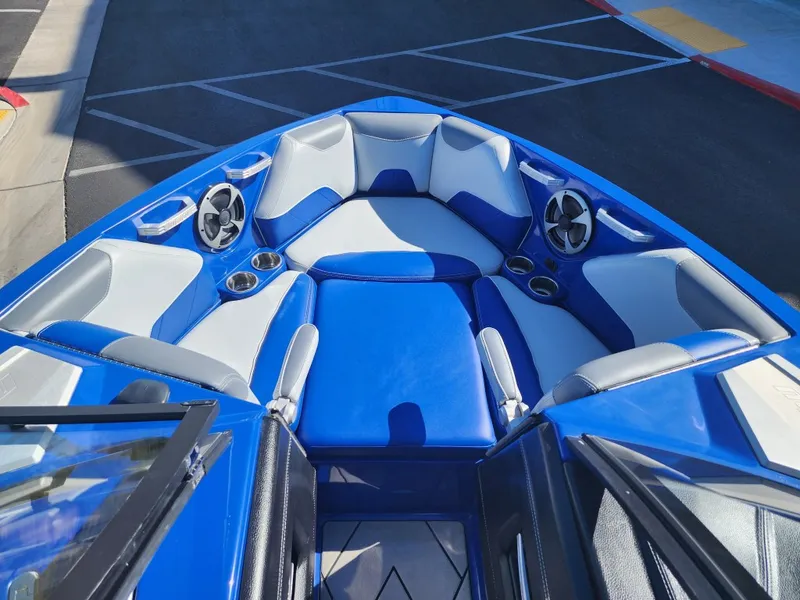 Slide: The Image of Malibu 23 LSV 2019 - 15