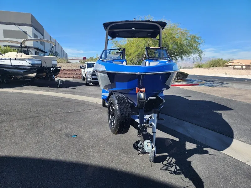 Slide: The Image of Malibu 23 LSV 2019 - 2
