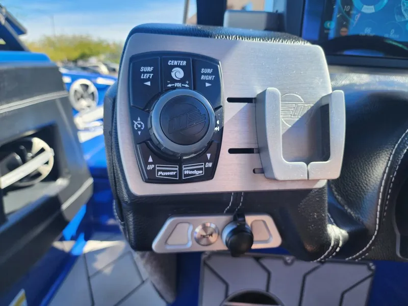 Slide: The Image of Malibu 23 LSV 2019 - 19