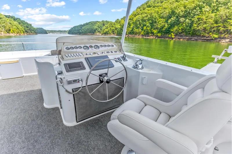Slide: The Image of Captain's helm of 2009 Sumerset 23' x 118' houseboat on a scenic lake. - 37