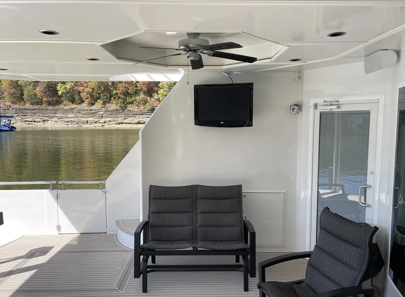 Slide: The Image of Outdoor seating area on a 2009 Sumerset Amy Chris houseboat with TV and ceiling fan. - 9