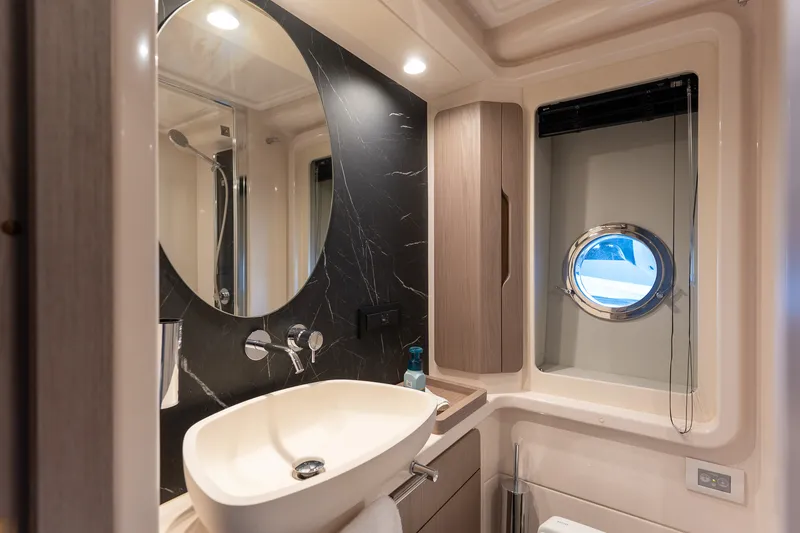 Slide: The Image of Azimut 50 FLYBRIDGE 2022 - 26