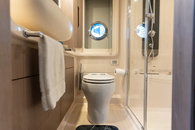 Slide: The Image of Azimut 50 FLYBRIDGE 2022 - 27