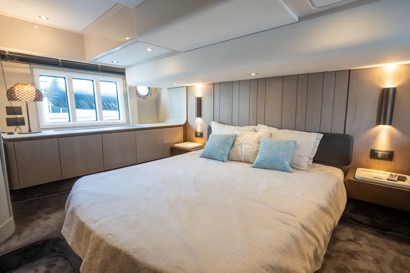 Slide: The Image of Azimut 50 FLYBRIDGE 2022 - 30