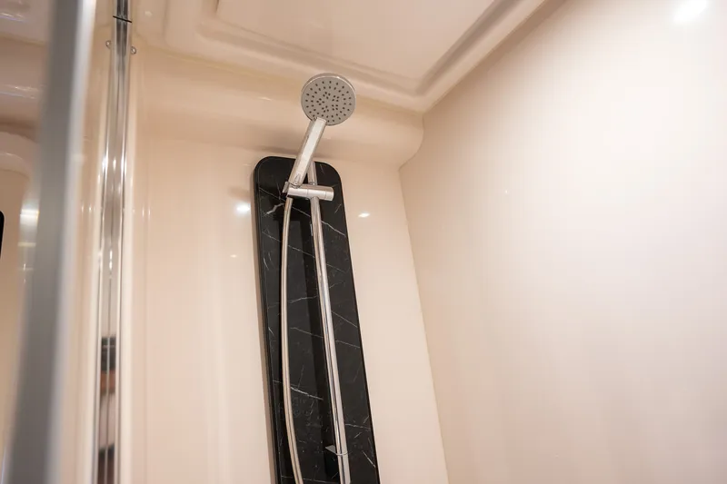 Slide: The Image of Azimut 50 FLYBRIDGE 2022 - 31