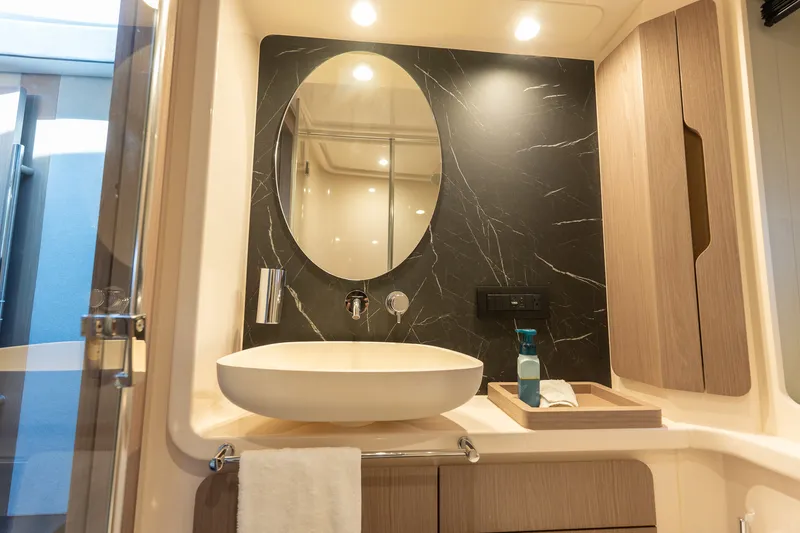 Slide: The Image of Azimut 50 FLYBRIDGE 2022 - 32