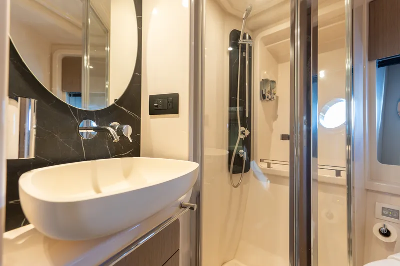 Slide: The Image of Azimut 50 FLYBRIDGE 2022 - 33