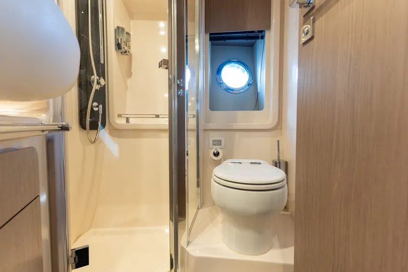 Slide: The Image of Azimut 50 FLYBRIDGE 2022 - 34