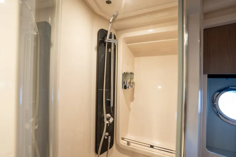 Slide: The Image of Azimut 50 FLYBRIDGE 2022 - 35