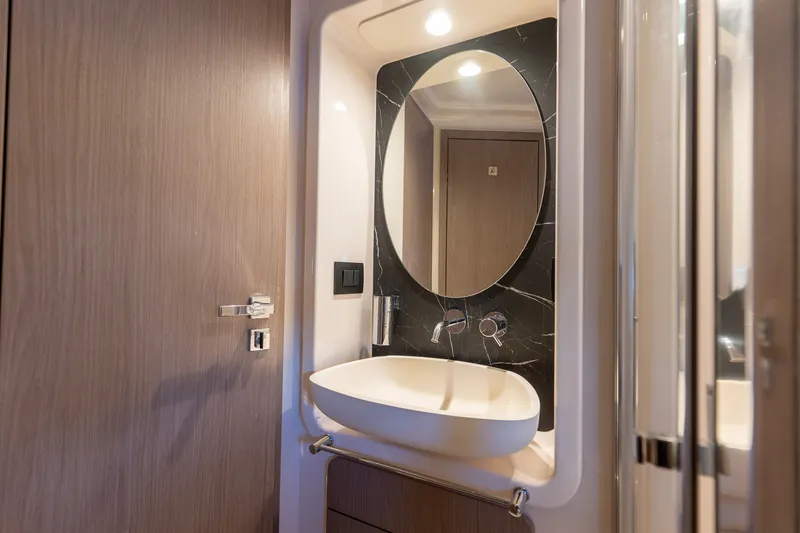 Slide: The Image of Azimut 50 FLYBRIDGE 2022 - 36