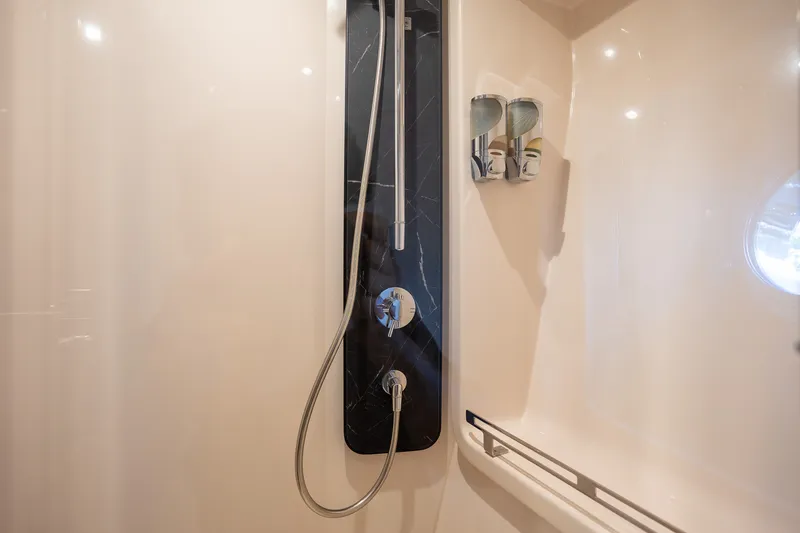 Slide: The Image of Azimut 50 FLYBRIDGE 2022 - 37