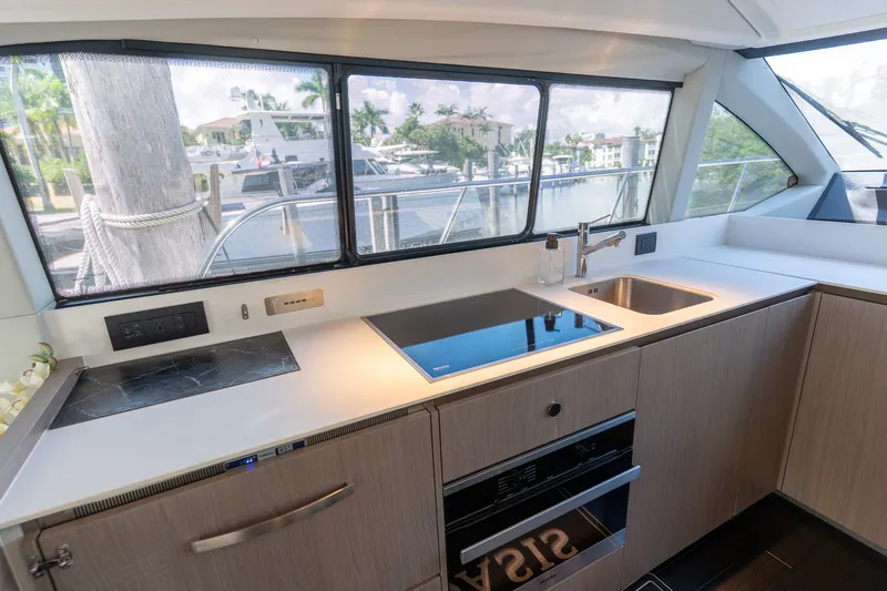 Slide: The Image of Azimut 50 FLYBRIDGE 2022 - 41