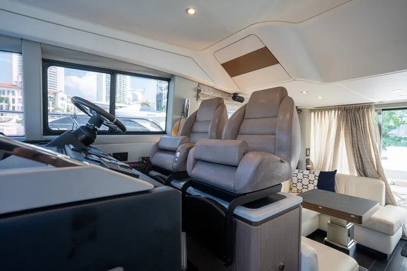 Slide: The Image of Azimut 50 FLYBRIDGE 2022 - 43