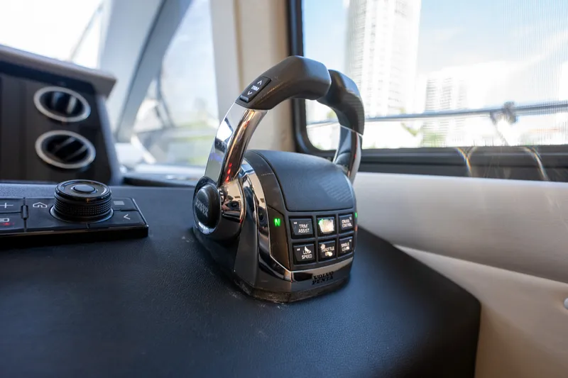 Slide: The Image of Azimut 50 FLYBRIDGE 2022 - 45