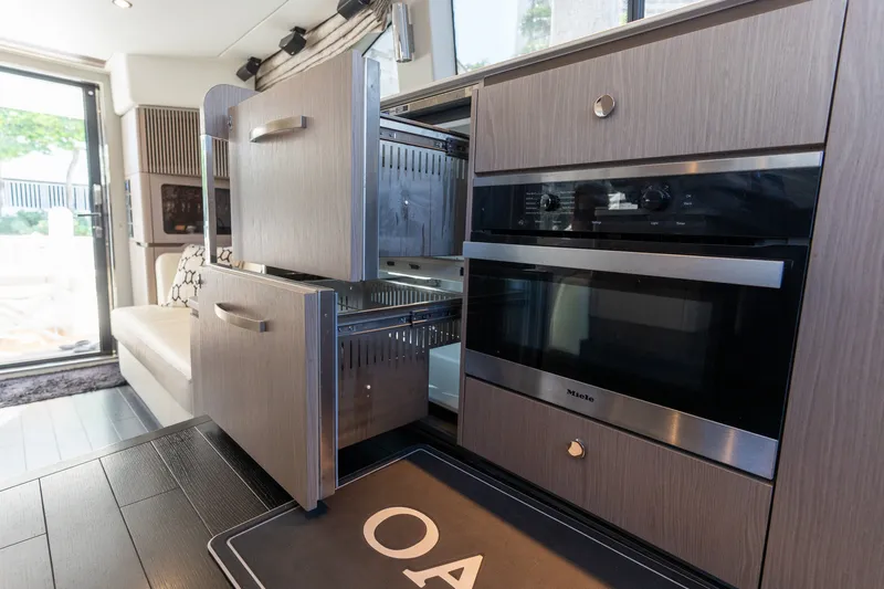 Slide: The Image of Azimut 50 FLYBRIDGE 2022 - 49