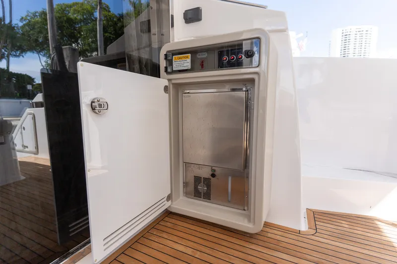 Slide: The Image of Azimut 50 FLYBRIDGE 2022 - 51