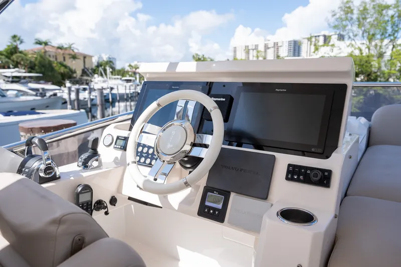 Slide: The Image of Azimut 50 FLYBRIDGE 2022 - 54