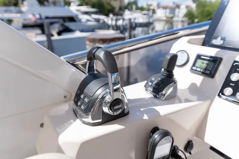 Slide: The Image of Azimut 50 FLYBRIDGE 2022 - 55