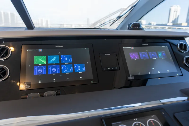 Slide: The Image of Azimut 50 FLYBRIDGE 2022 - 70