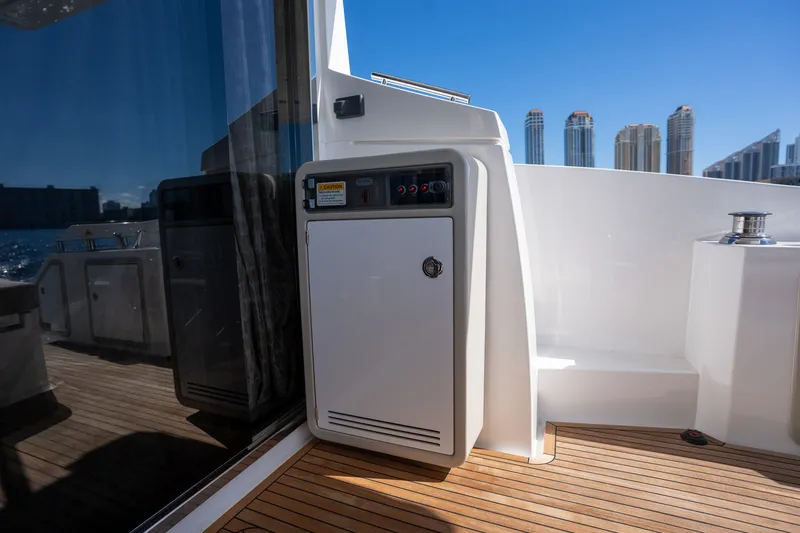 Slide: The Image of Azimut 50 FLYBRIDGE 2022 - 74